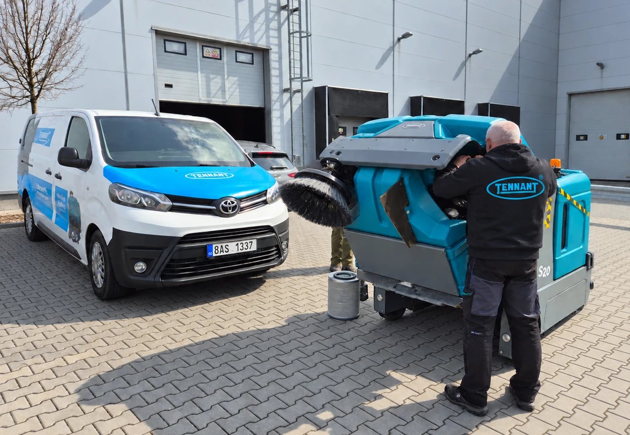 Servisní technik Tennant u zametacího stroje S20 přímo u zákazníka
