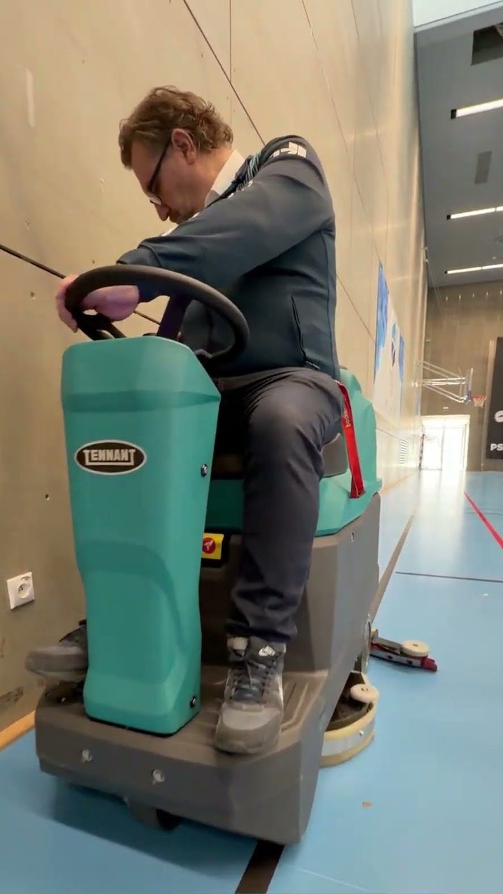 Mycí stroj Tennant T581 ve sportovní hale